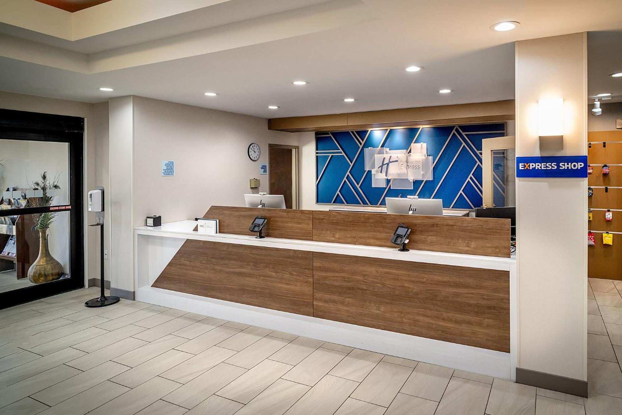 Holiday Inn Express & Suites Fairmont By Ihg Kültér fotó