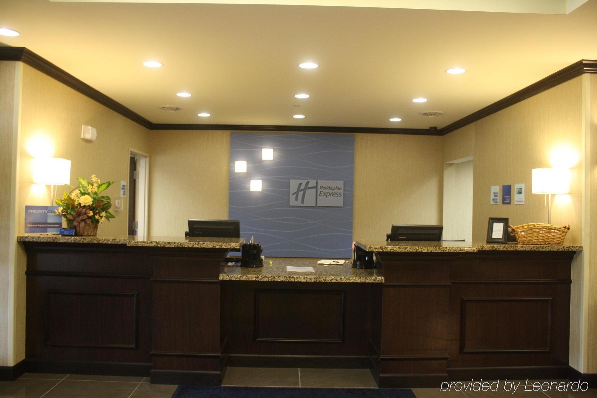 Holiday Inn Express & Suites Fairmont By Ihg Beltér fotó